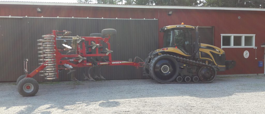 kultivaattori ja traktori