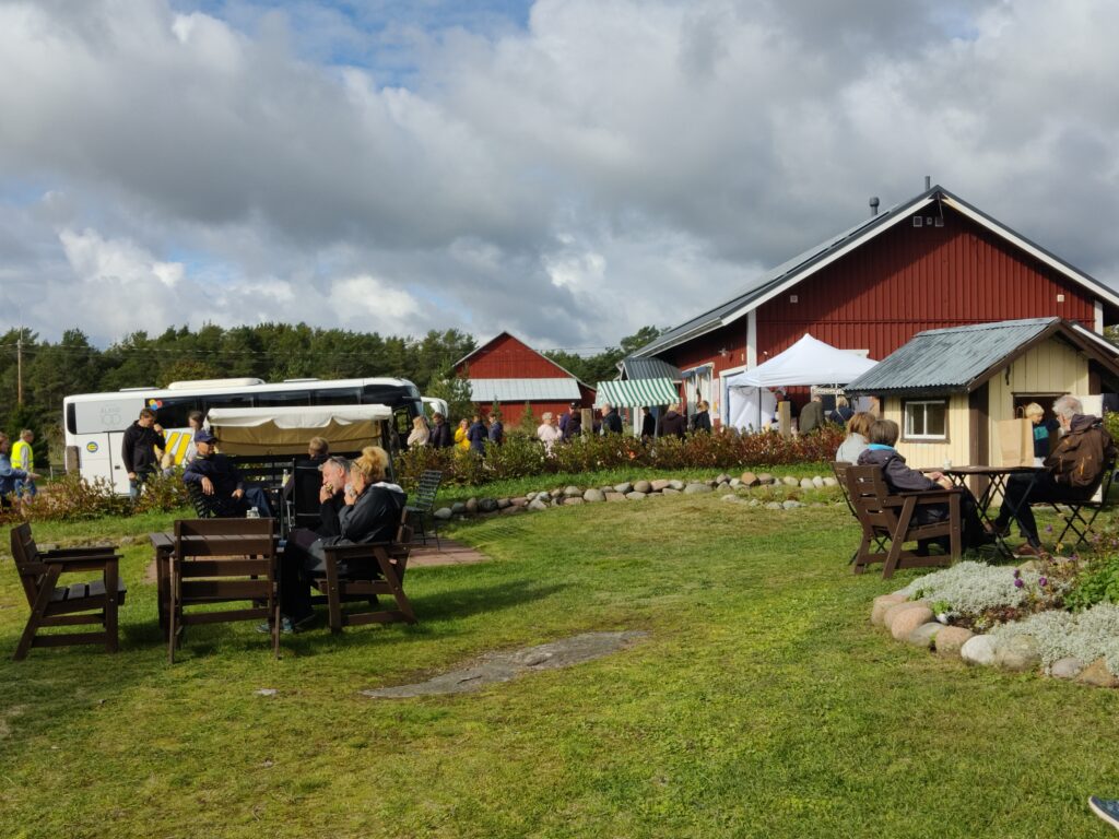 Telttoja maatilan pihassa