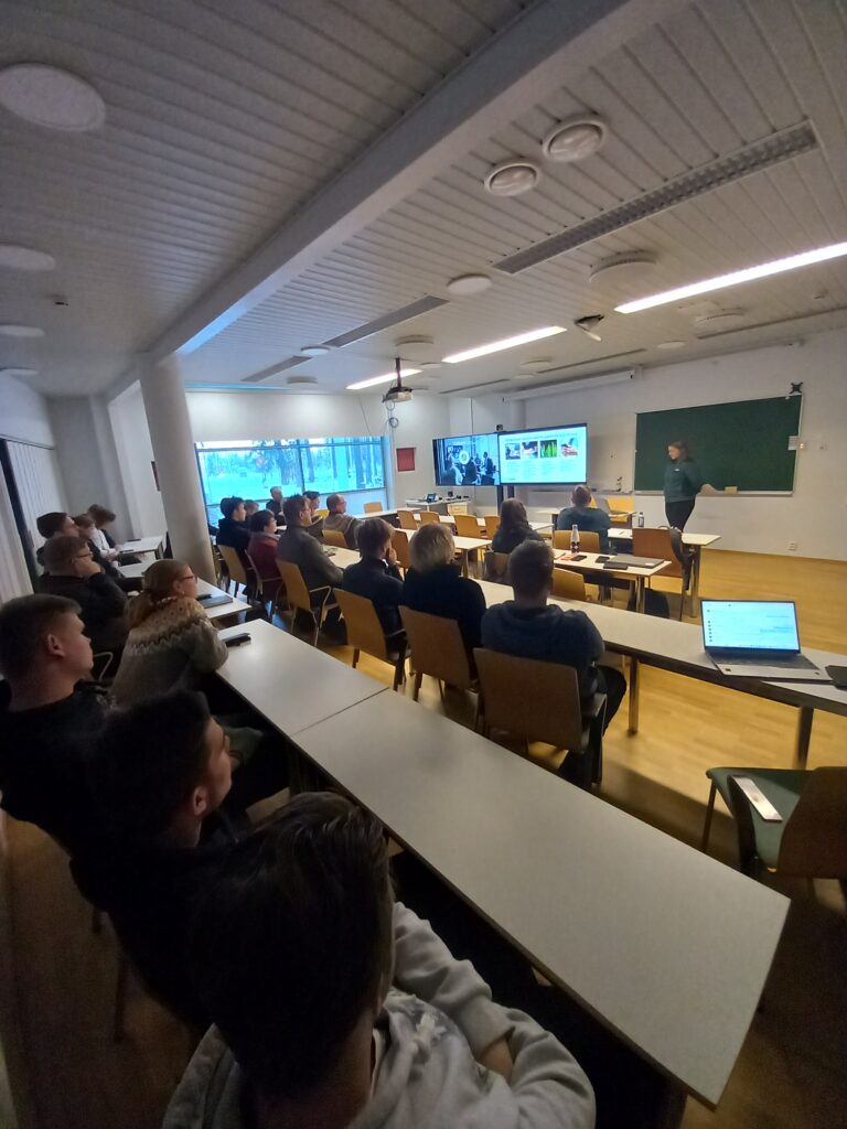 Yleisö kuuntelemassa päivän esitystä.