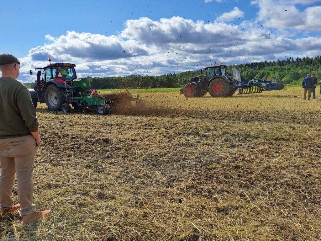 traktoreita muokkauskoneiden kanssa